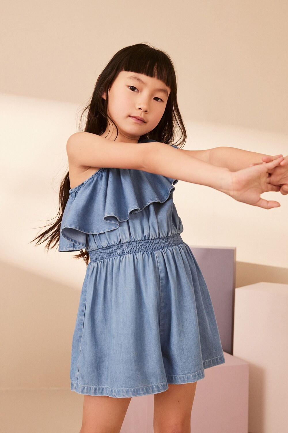 Асимметричный комбинезон с рюшами (3-16 лет) Next, синий
Асимметричный комбинезон с рюшами (3-16 лет) Next, синий