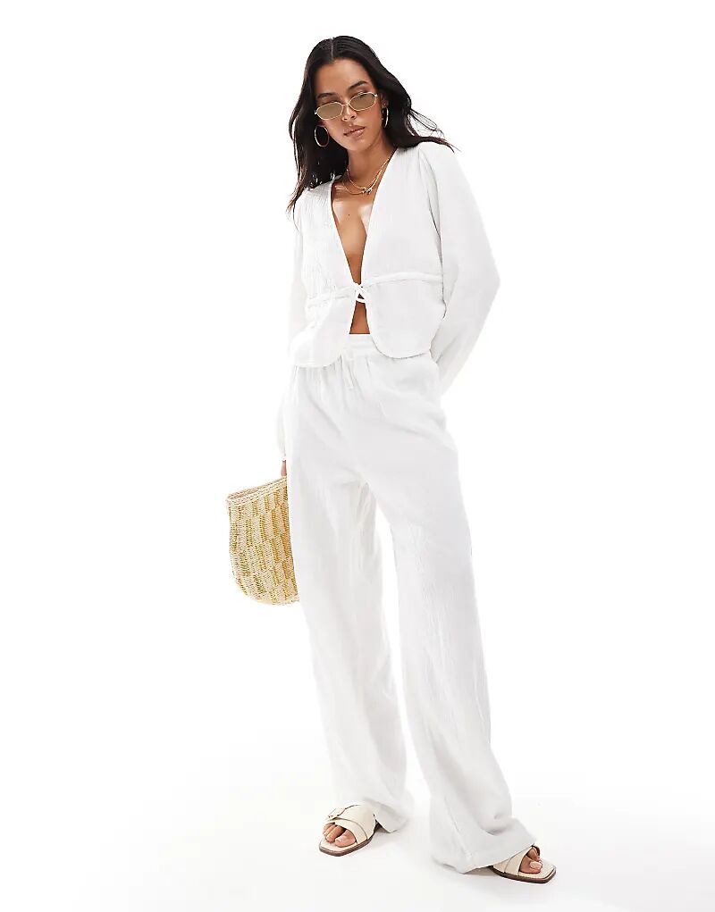 Широкие брюки из жатого хлопка цвета «облачно-белый» 
Широкие брюки из жатого хлопка цвета «облачно-белый»