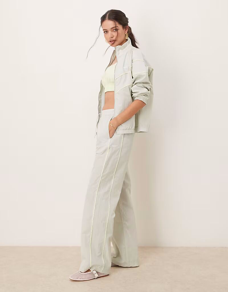 Спортивные брюки Nike Windrunner серебристого цвета
Спортивные брюки Nike Windrunner серебристого цвета