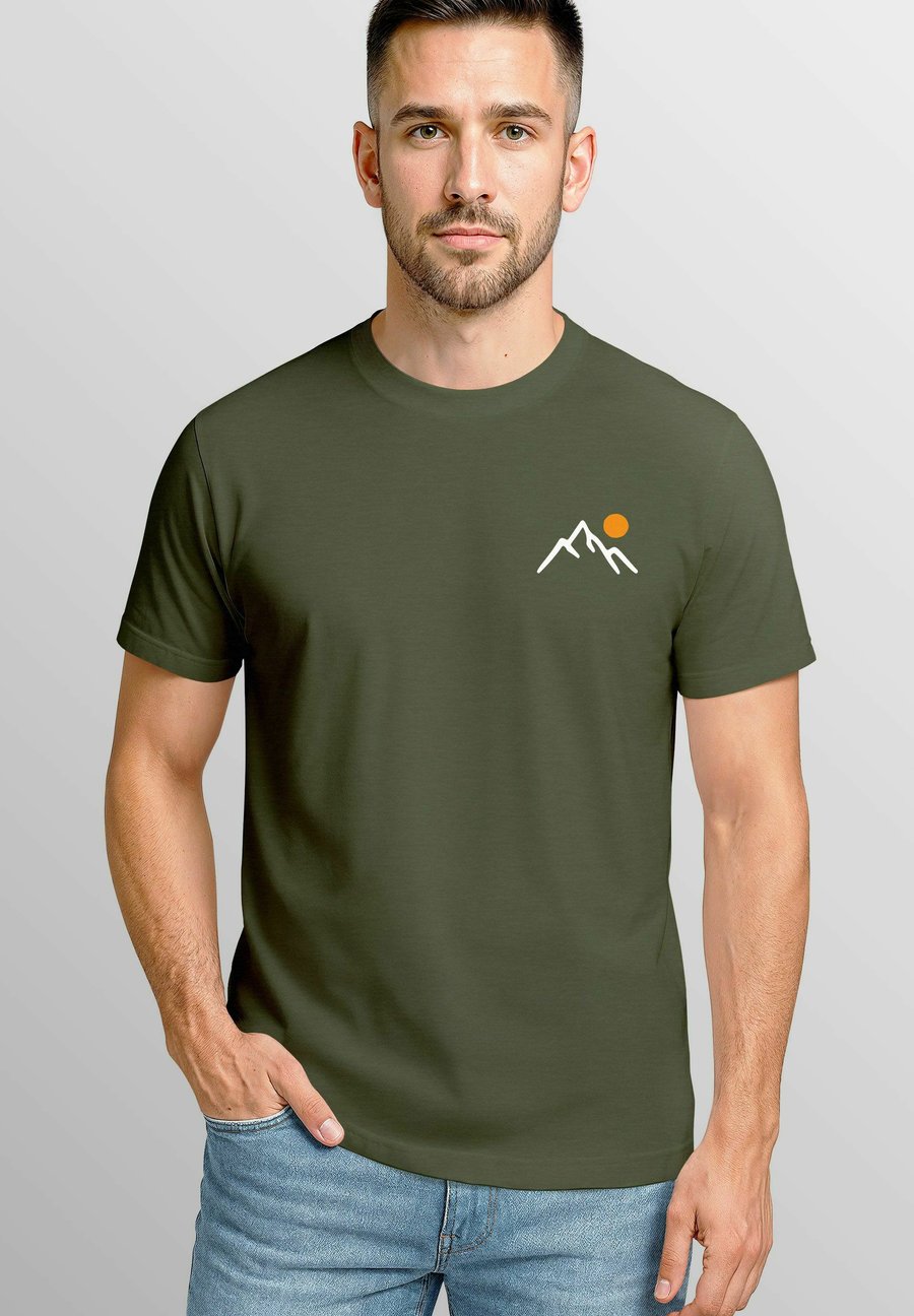 Футболка Neverless MIT BERGMOTIV MINIMALISTISCHES OUTDOOR GRAFIK, Army/Khaki, Хаки, Футболка Neverless MIT BERGMOTIV MINIMALISTISCHES OUTDOOR GRAFIK, Army/Khaki
Футболка Neverless MIT BERGMOTIV MINIMALISTISCHES OUTDOOR GRAFIK, Army/Khaki, Хаки, Футболка Neverless MIT BERGMOTIV MINIMALISTISCHES OUTDOOR GRAFIK, Army/Khaki