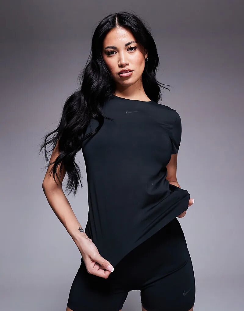 Футболка Nike Training Form Dri-FIT облегающего кроя черного цвета 
Футболка Nike Training Form Dri-FIT облегающего кроя черного цвета