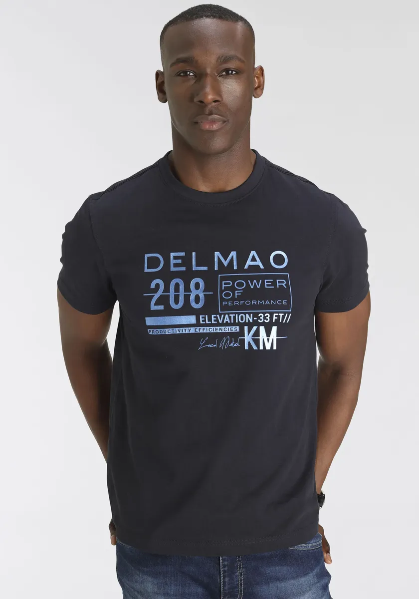 Футболка DELMAO, со слегка блестящим принтом на груди - НОВЫЙ БРЕНД!, синий 
Футболка DELMAO, со слегка блестящим принтом на груди - НОВЫЙ БРЕНД!, синий
