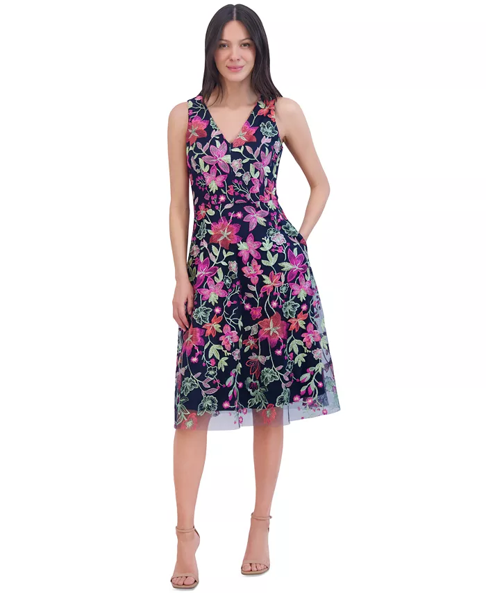 Миниатюрное платье-футляр с V-образным вырезом и вышивкой цветочным узором, без рукавов Jessica Howard, синий
Миниатюрное платье-футляр с V-образным вырезом и вышивкой цветочным узором, без рукавов Jessica Howard, синий