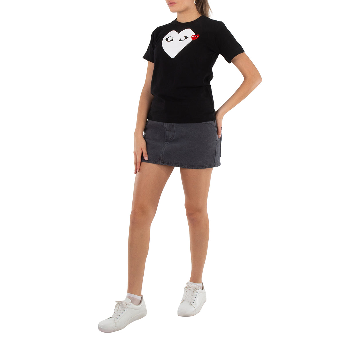 Comme Des Garcons Play Женская черная футболка с принтом в виде сердца и нашивкой
Comme Des Garcons Play Женская черная футболка с принтом в виде сердца и нашивкой