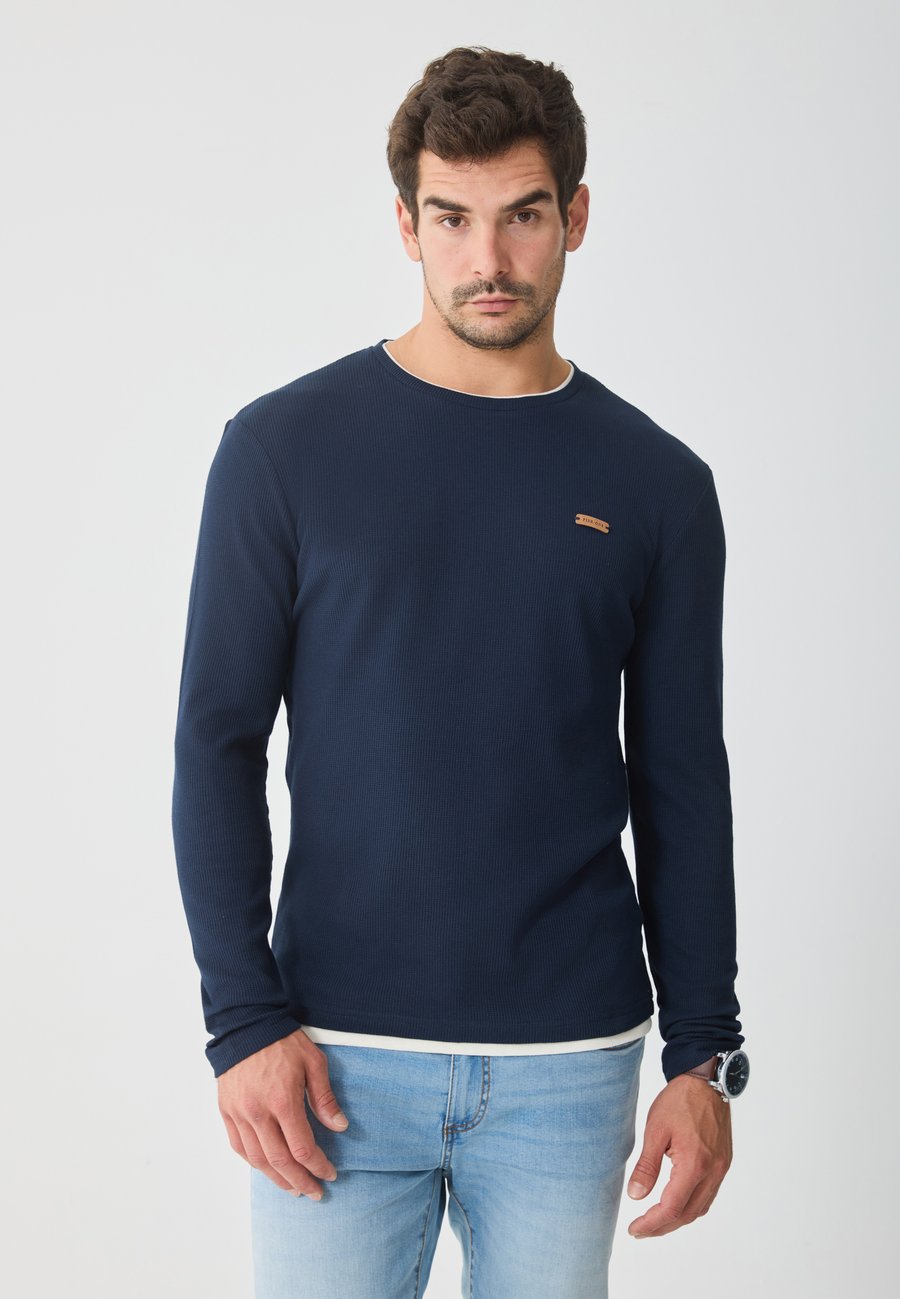 Топ Pier One LONG SLEEVED WAFFLE TOP, Sky Captain /Dark Blue
Топ Pier One LONG SLEEVED WAFFLE TOP, Sky Captain /Dark Blue