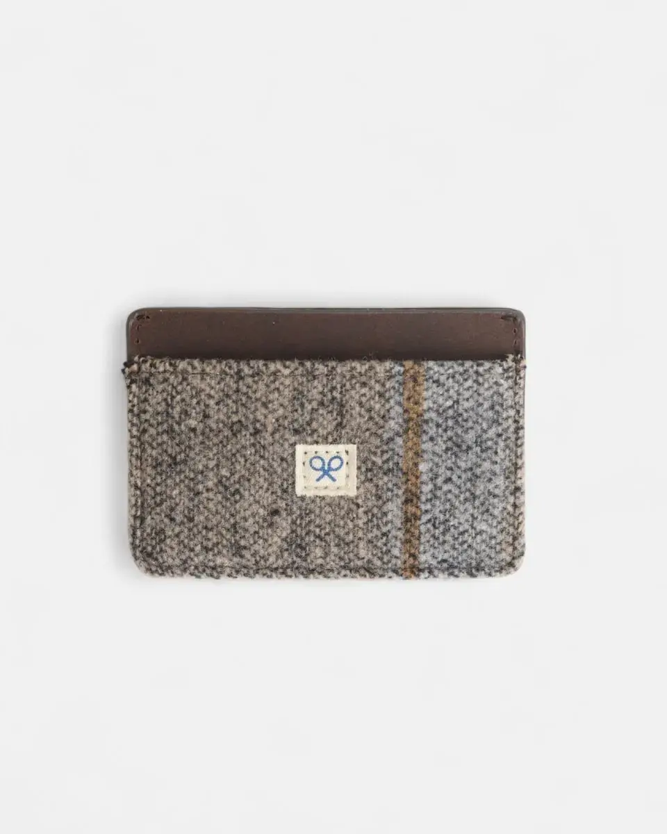 Мужской кошелек из кожи с этническим плетением темно-синего цвета Silbon
Мужской кошелек из кожи с этническим плетением темно-синего цвета Silbon