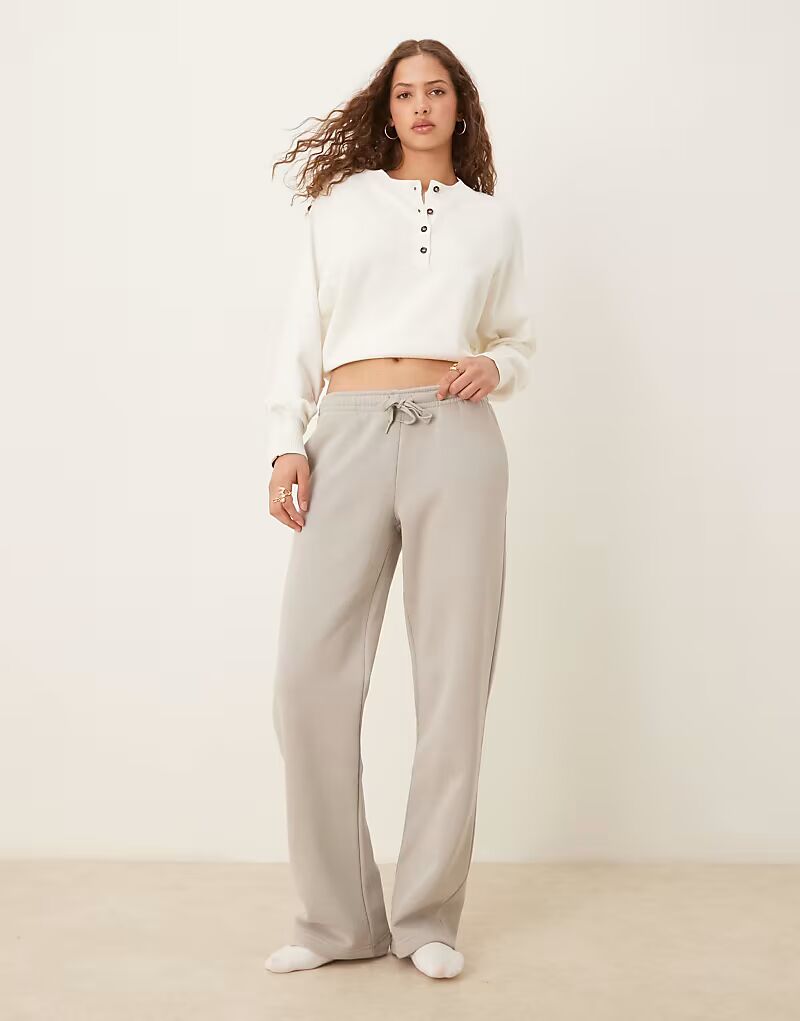 Джинсы-джоггеры прямого кроя Gina Tricot светло-серого цвета
Джинсы-джоггеры прямого кроя Gina Tricot светло-серого цвета