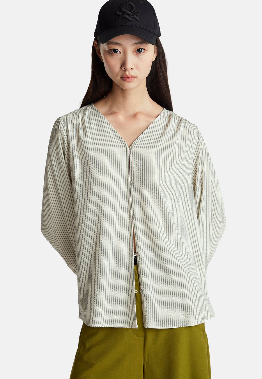 Блуза United Colors of Benetton STRIPED WITH V-NECK, Multicolor/Off-White
Блуза United Colors of Benetton STRIPED WITH V-NECK, Multicolor/Off-White