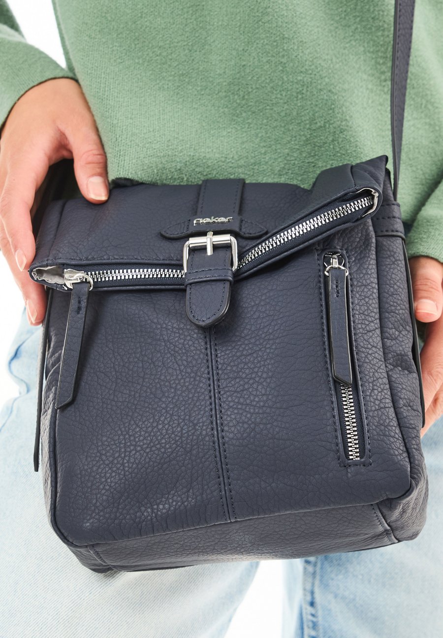 Сумка кросс-боди Rieker Cross body bag, Blau/Blue
Сумка кросс-боди Rieker Cross body bag, Blau/Blue