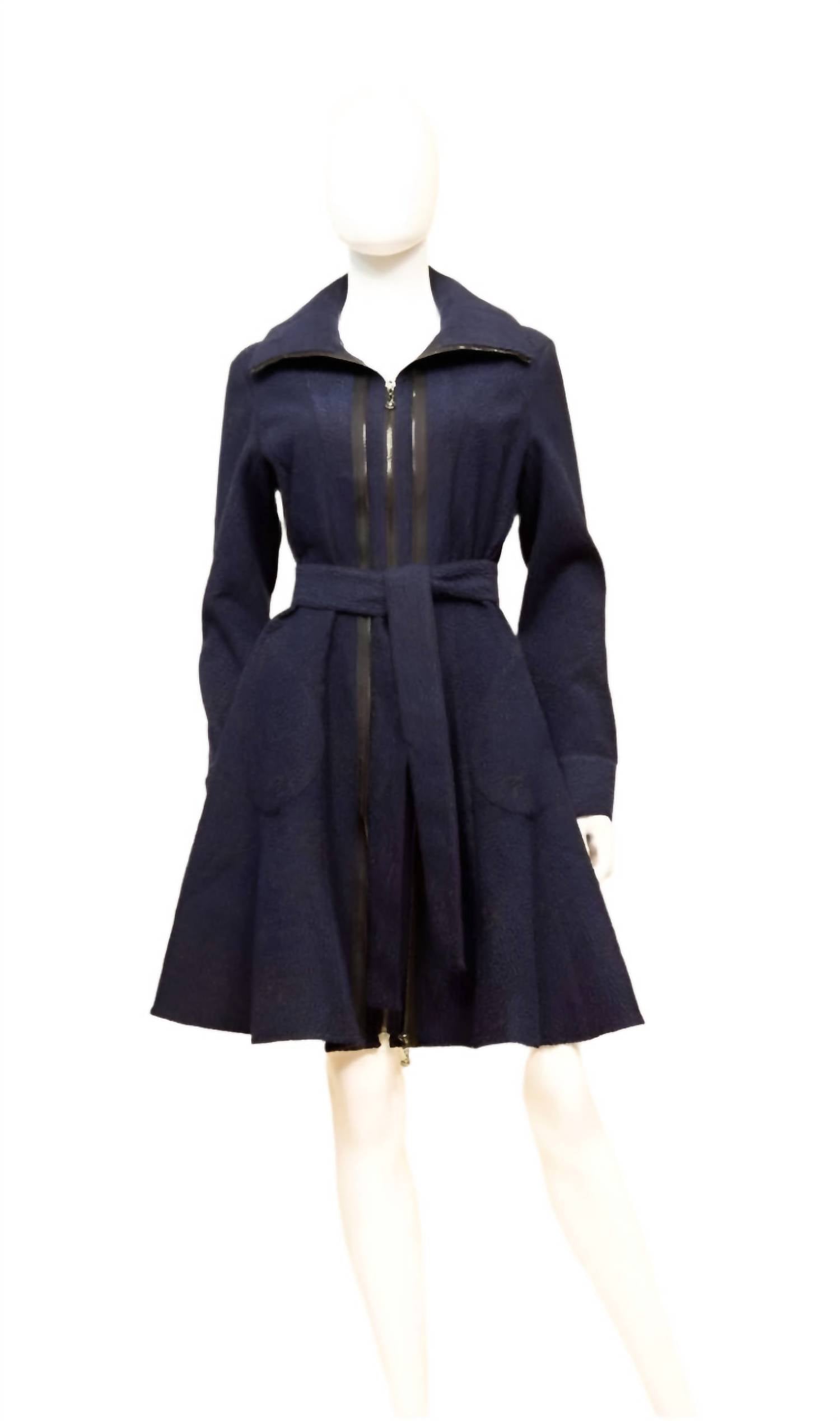 Черное платье с поясом в тон Samuel Dong
Черное платье с поясом в тон Samuel Dong