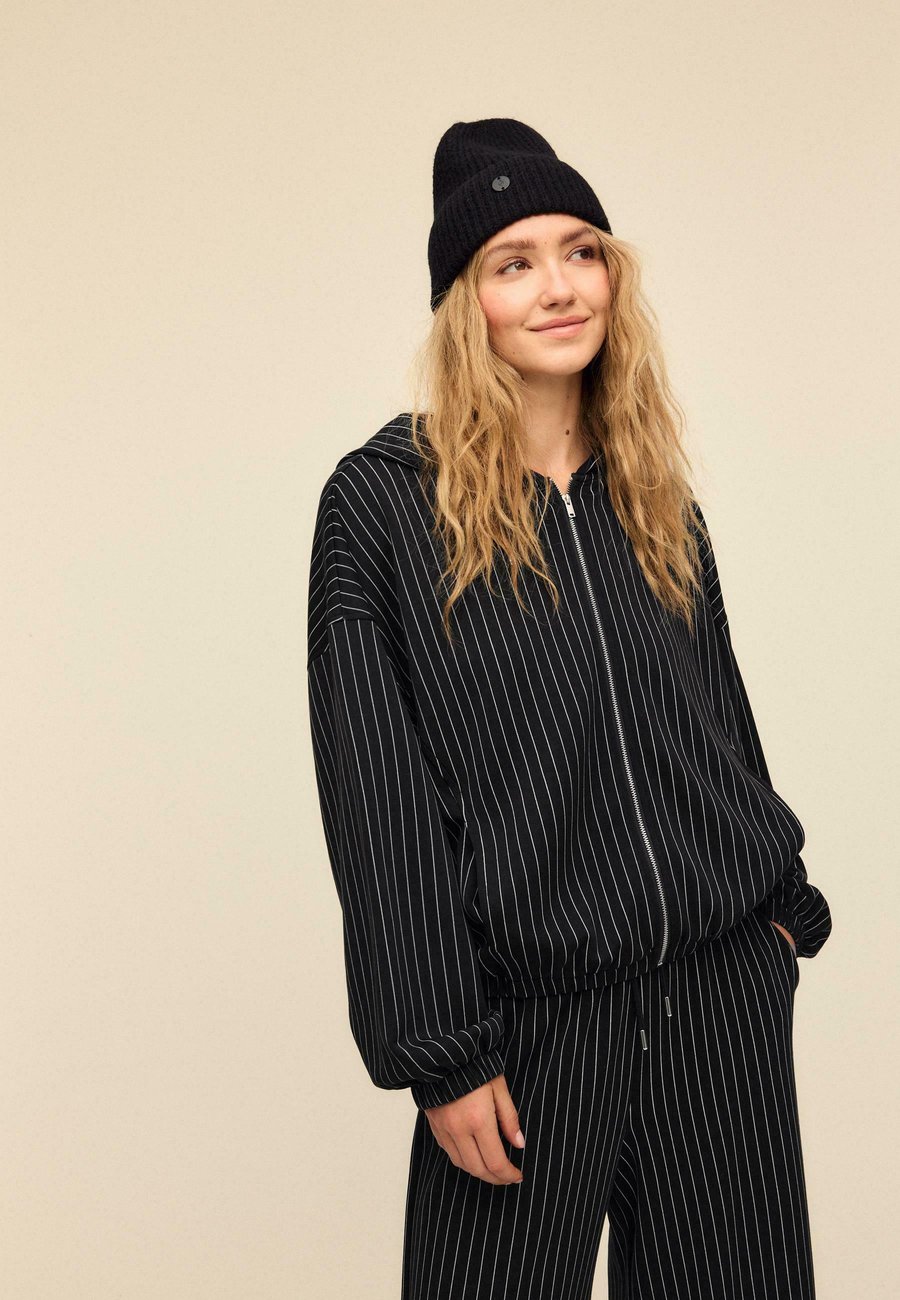 Худи Stradivarius STRIPED, Mottled Dark Grey, Серый, Худи Stradivarius STRIPED, Mottled Dark Grey
Худи Stradivarius STRIPED, Mottled Dark Grey, Серый, Худи Stradivarius STRIPED, Mottled Dark Grey