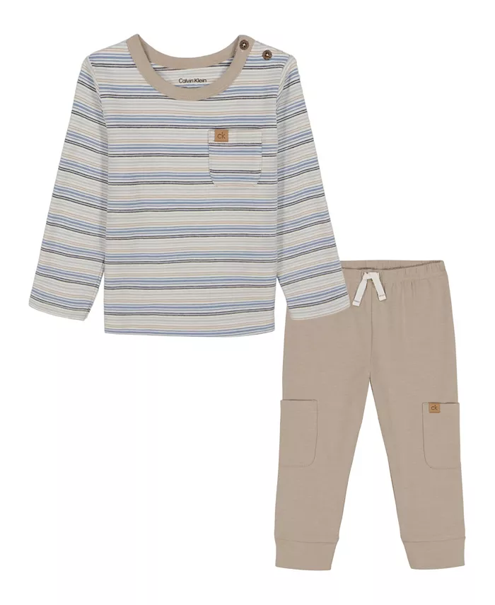 Комплект из двух предметов: полосатая футболка и трикотажные спортивные брюки для мальчиков Calvin Klein
Комплект из двух предметов: полосатая футболка и трикотажные спортивные брюки для мальчиков Calvin Klein