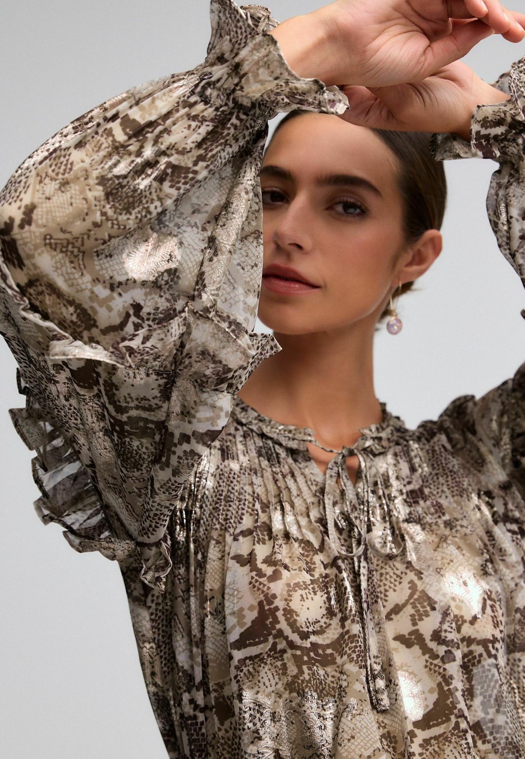 Блуза RUFFLE TIE NECK Next, серый металлик
Блуза RUFFLE TIE NECK Next, серый металлик