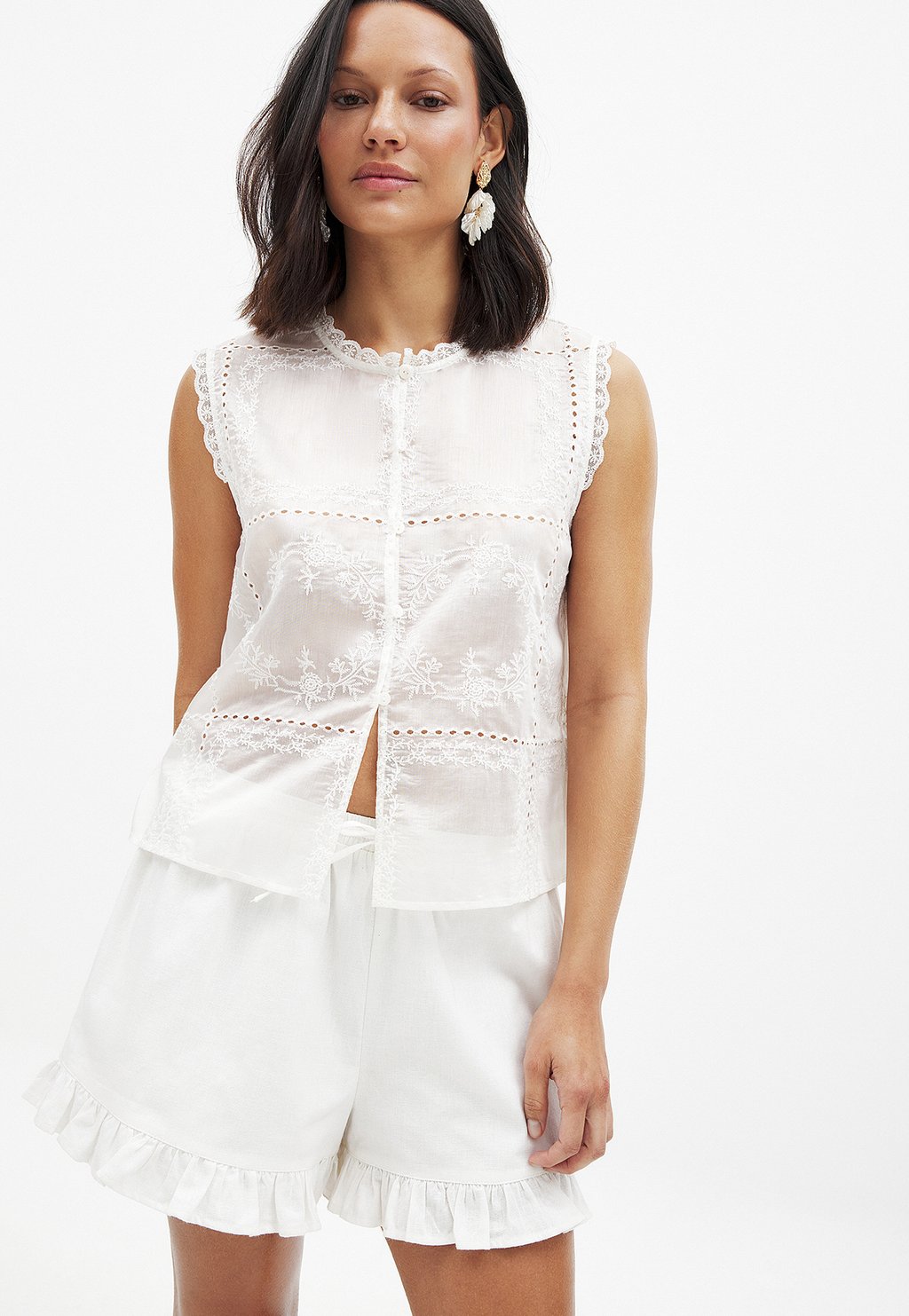 Шорты FLOUNCE DETAIL NA-KD, белый 
Шорты FLOUNCE DETAIL NA-KD, белый