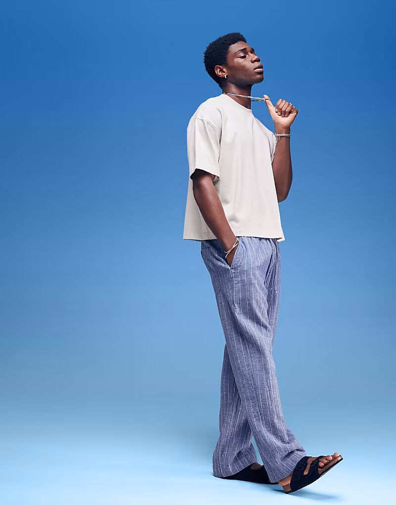 Легкие брюки Abercrombie & Fitch в синюю полоску, надеваемые через голову
Легкие брюки Abercrombie & Fitch в синюю полоску, надеваемые через голову