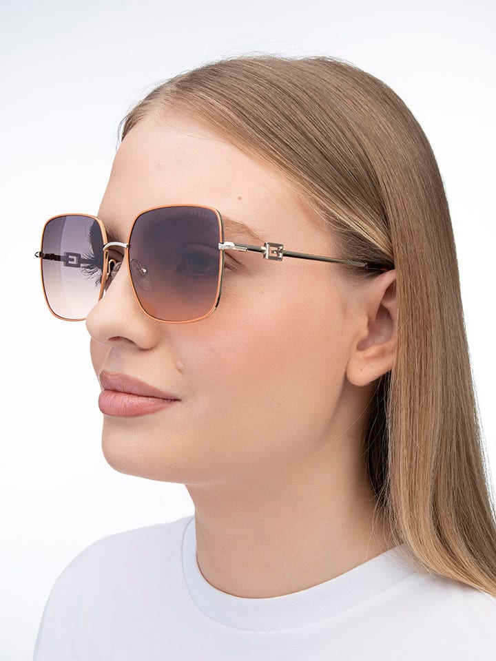 Солнцезащитные очки Guess
Солнцезащитные очки Guess