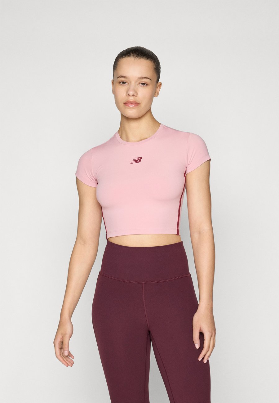 Футболка New Balance HARMONY FITTED , Pink Taffy/Pink
Футболка New Balance HARMONY FITTED , Pink Taffy/Pink