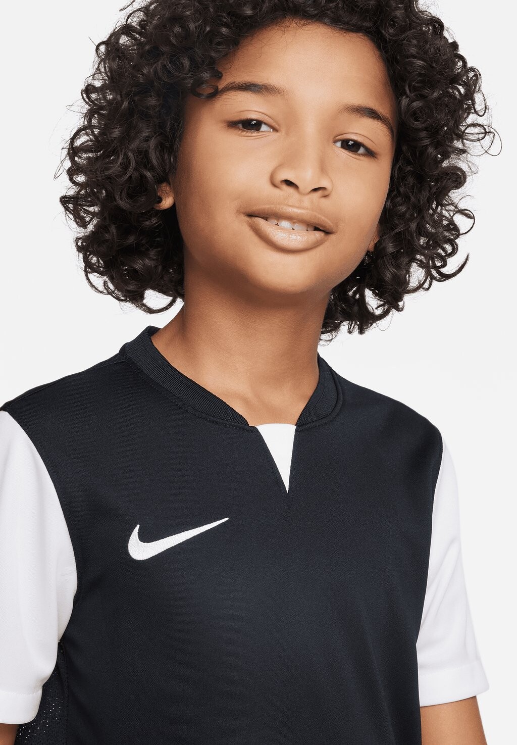 Спортивная футболка FUSSBALL TEAMSPORT TRIKOTS TROPHY V T Nike Performance, черный 
Спортивная футболка FUSSBALL TEAMSPORT TRIKOTS TROPHY V T Nike Performance, черный