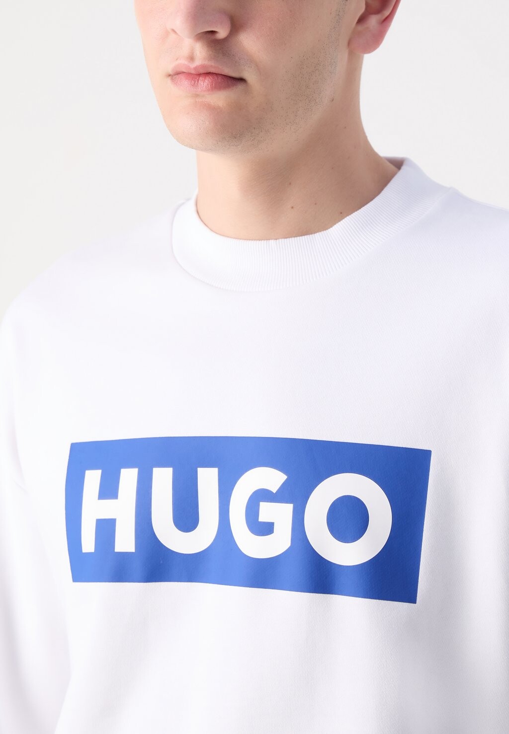 Спортивный свитер NIERO HUGO, белый
Спортивный свитер NIERO HUGO, белый