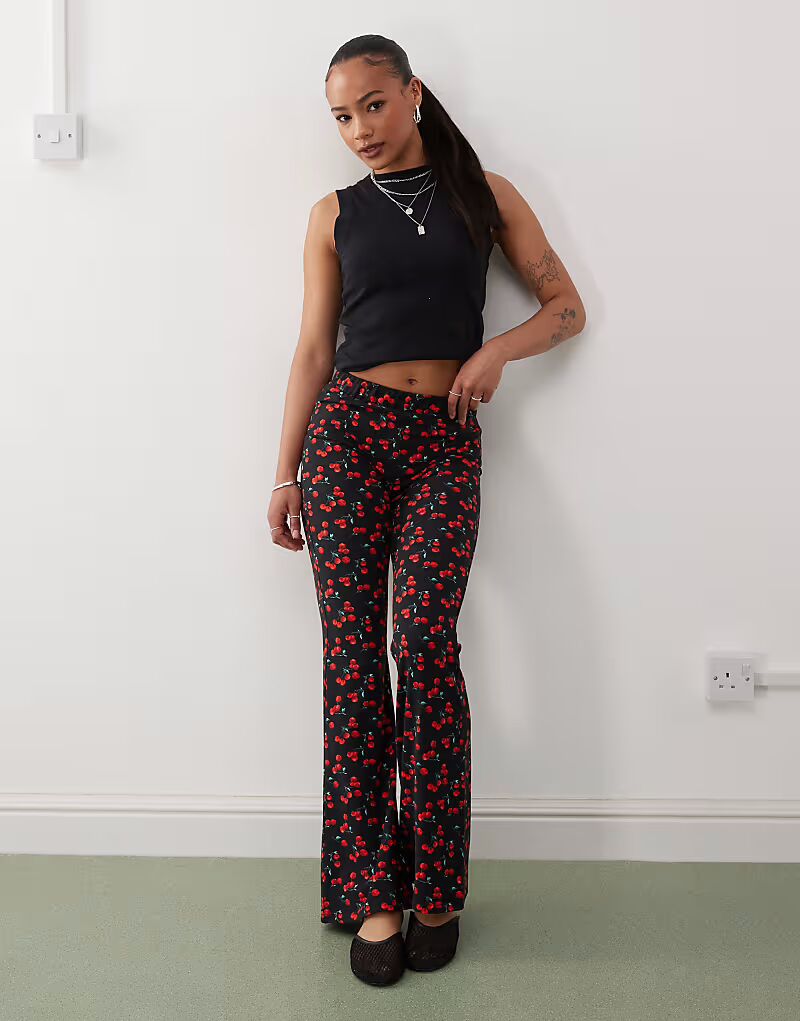 Расклешенные брюки Noisy May Petite с принтом вишни - ЧЕРНЫЕ
Расклешенные брюки Noisy May Petite с принтом вишни - ЧЕРНЫЕ