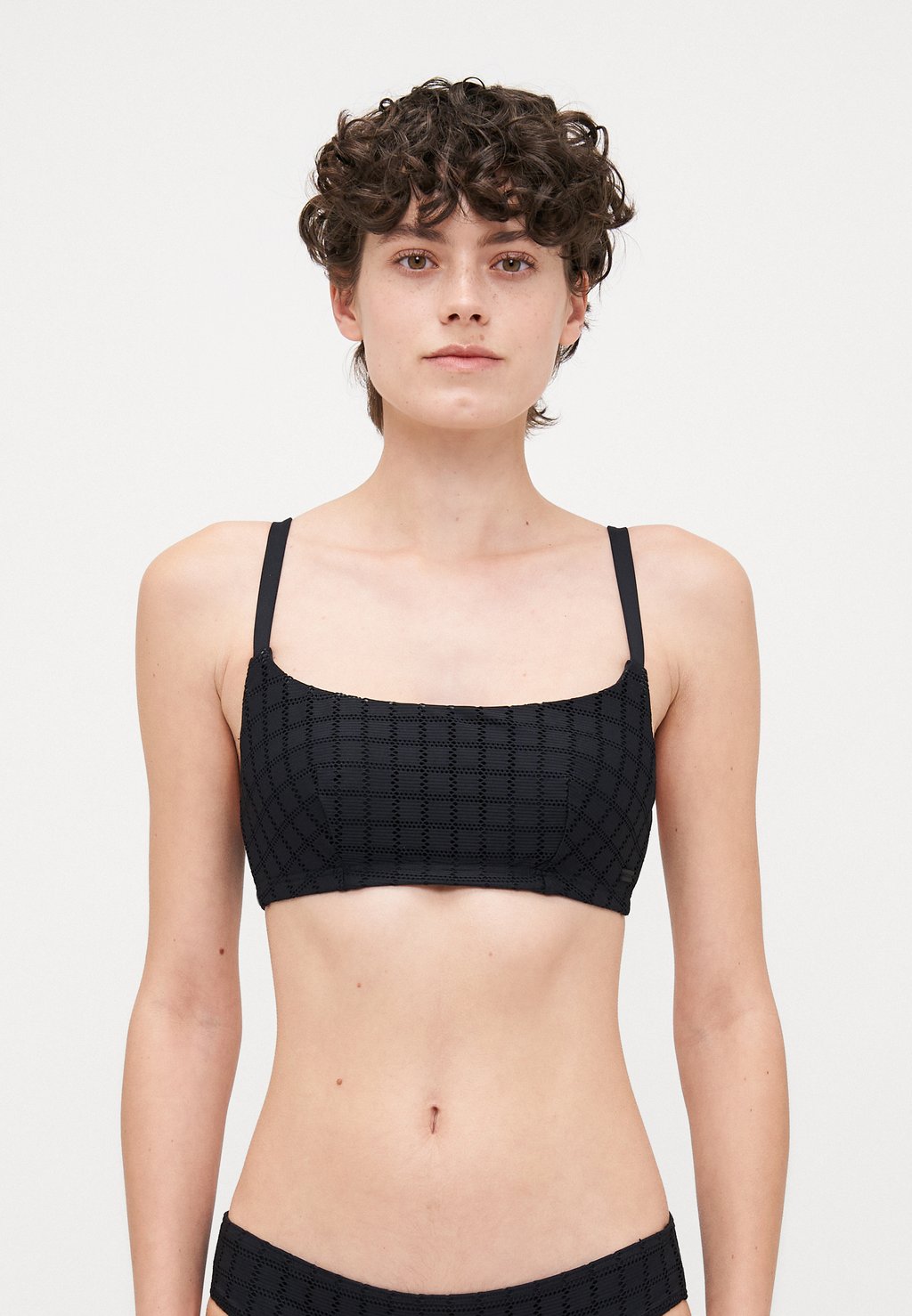 Верх бикини CAMILO Roxy, черный
Верх бикини CAMILO Roxy, черный