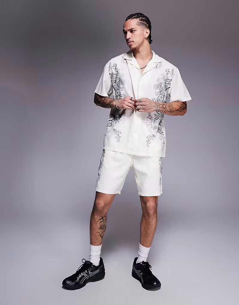 Шорты Liquor N Poker с принтом королевской эмблемы в оттенке белого
Шорты Liquor N Poker с принтом королевской эмблемы в оттенке белого