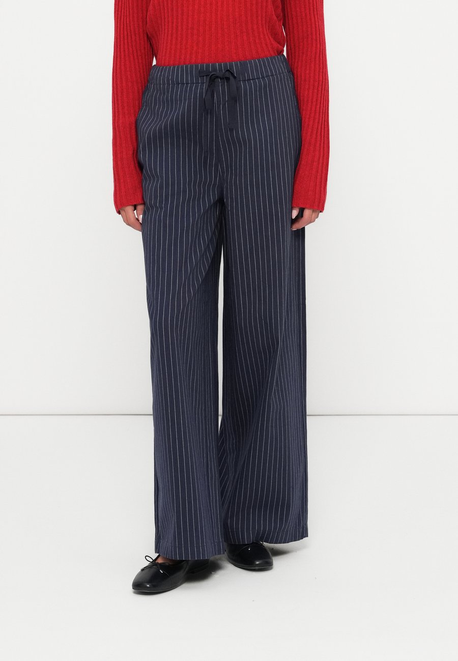 Брюки DOCKERS DRAWSTRING PANT, Total Eclipse/Dark Blue
Брюки DOCKERS DRAWSTRING PANT, Total Eclipse/Dark Blue