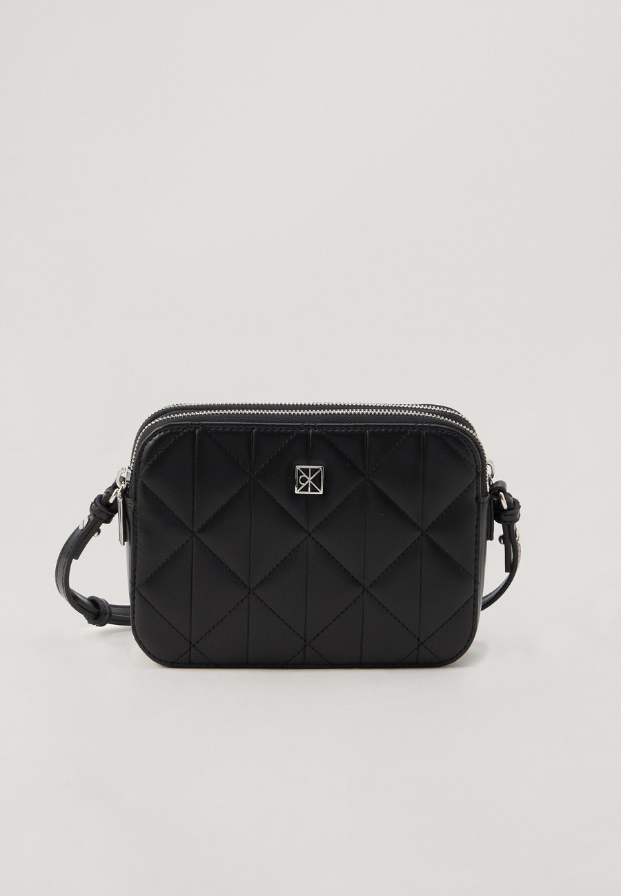 Сумка кросс-боди Calvin Klein QUILTED CAMERA BAG, Black
Сумка кросс-боди Calvin Klein QUILTED CAMERA BAG, Black