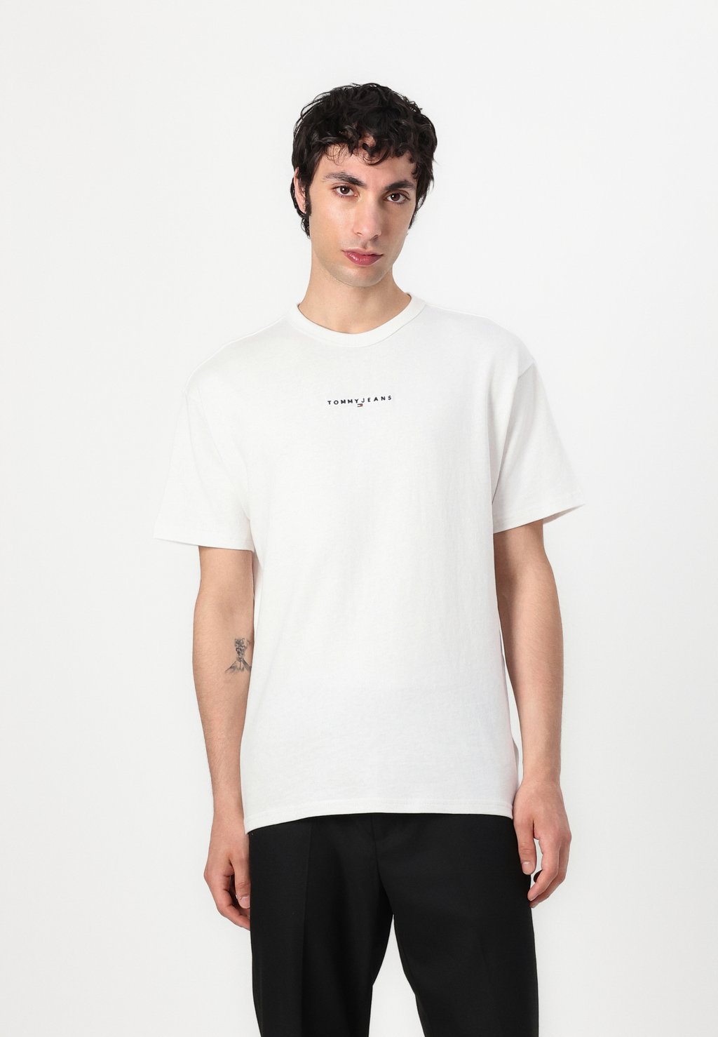 Футболка с принтом LOGO TEE Tommy Jeans, кремовый
Футболка с принтом LOGO TEE Tommy Jeans, кремовый