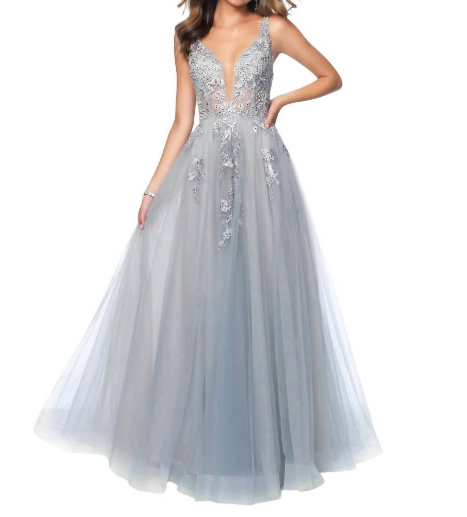 Бусированное кружевное платье с аппликациями из тюля и глубоким V-вырезом в светло-сером цвете Blush Prom, светло-серый
Бусированное кружевное платье с аппликациями из тюля и глубоким V-вырезом в светло-сером цвете Blush Prom, светло-серый