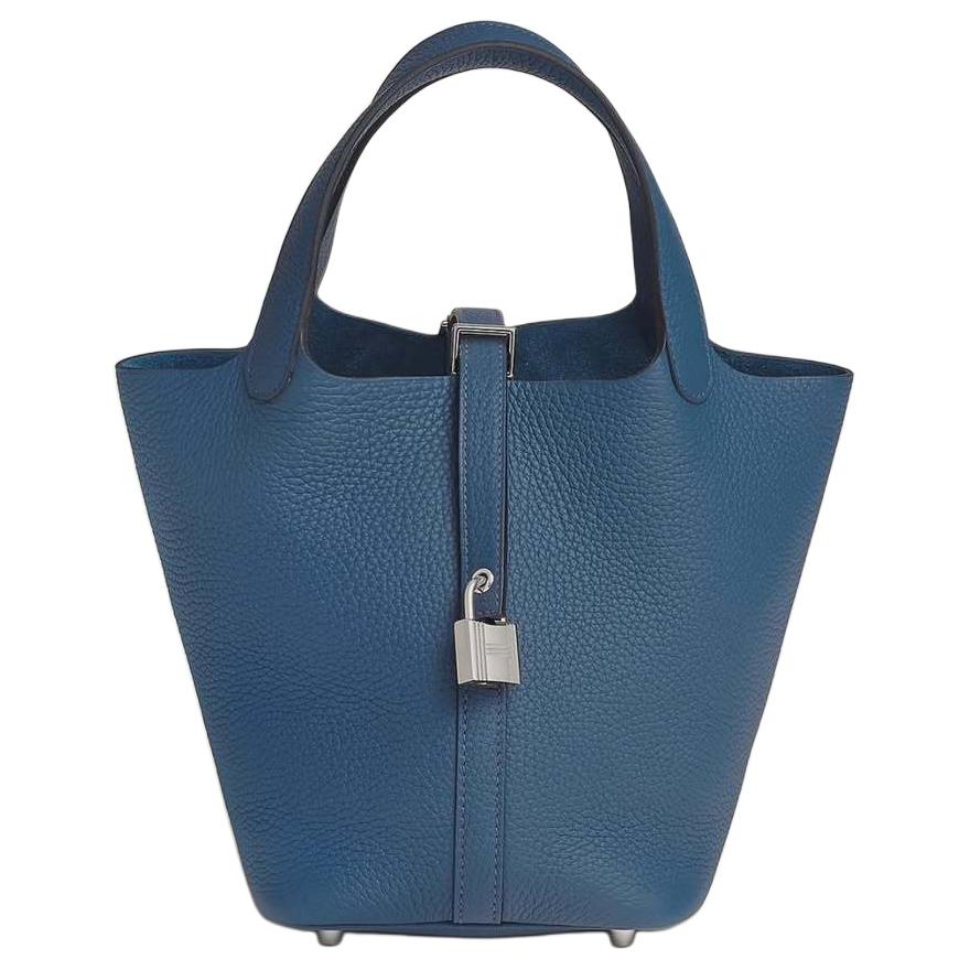 HERMES Сумка Picotin Lock 18 из кожи Clemence Bullock, ведро, женская, P5 Bleu Tie Dye Blue
HERMES Сумка Picotin Lock 18 из кожи Clemence Bullock, ведро, женская, P5 Bleu Tie Dye Blue