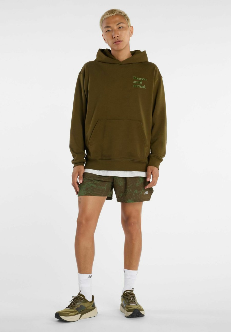 Худи New Balance ATHLETICS RUNNERS ARENT NORMAL, Woodland/Olive
Худи New Balance ATHLETICS RUNNERS ARENT NORMAL, Woodland/Olive