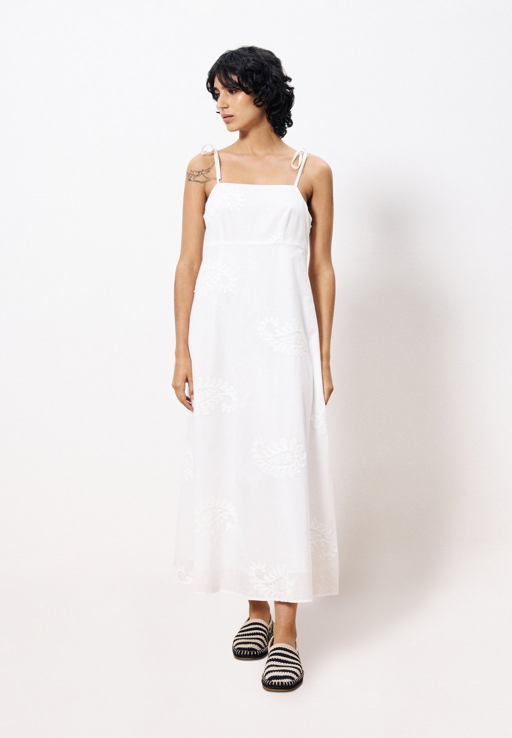 Платье макси FRNCH, белый
Платье макси FRNCH, белый