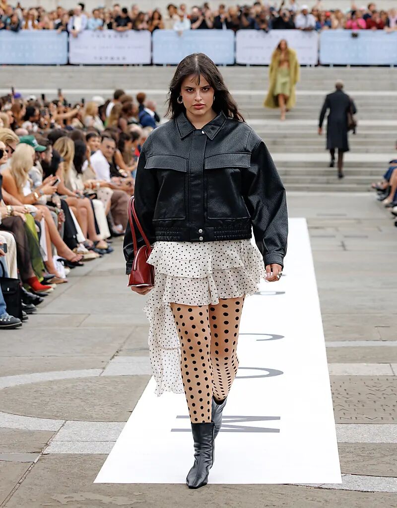 Куртка-бомбер Topshop из искусственной кожи с пузырчатой отделкой и застежкой-молнией черного цвета
Куртка-бомбер Topshop из искусственной кожи с пузырчатой отделкой и застежкой-молнией черного цвета