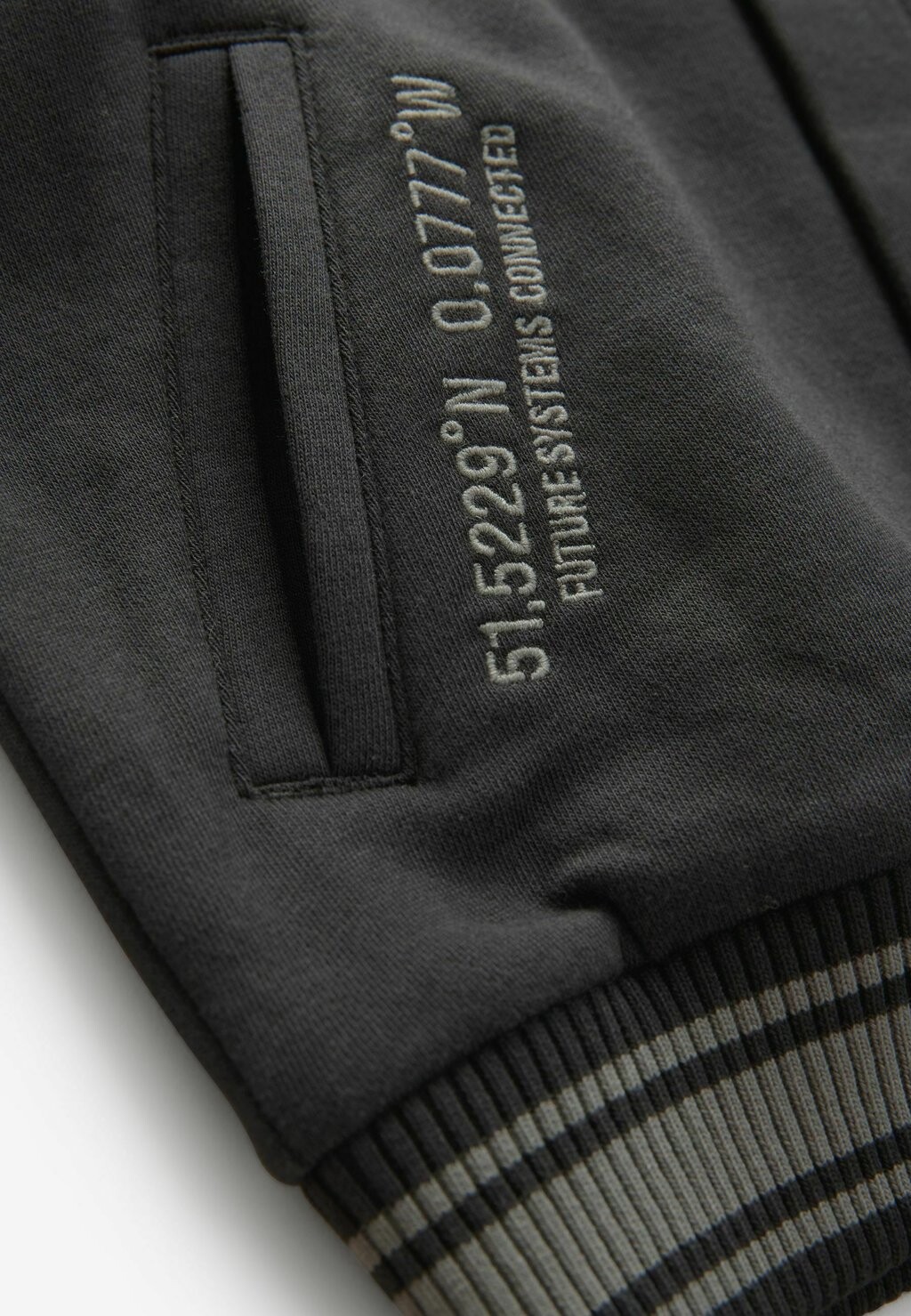 Куртка-бомбер SUBSCRIBE VARSITY REGULAR FIT Next, черный
Куртка-бомбер SUBSCRIBE VARSITY REGULAR FIT Next, черный