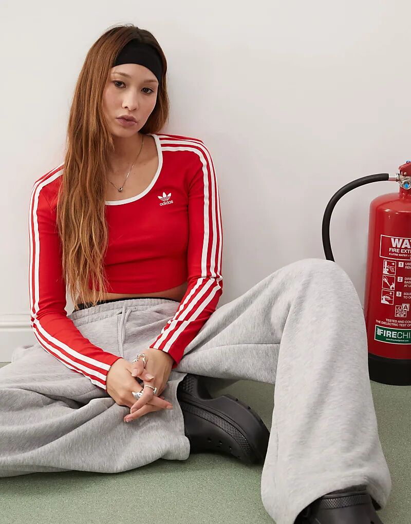 Футболка с длинным рукавом и тремя полосками Adicolor красного цвета adidas Originals
Футболка с длинным рукавом и тремя полосками Adicolor красного цвета adidas Originals