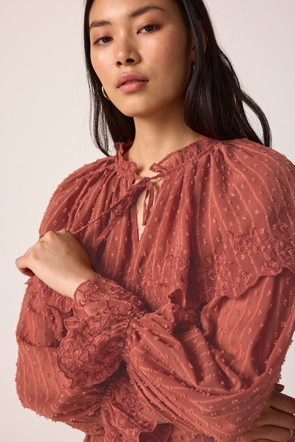 Прозрачная вышитая блузка с завязкой на шее Next, розовый
Прозрачная вышитая блузка с завязкой на шее Next, розовый