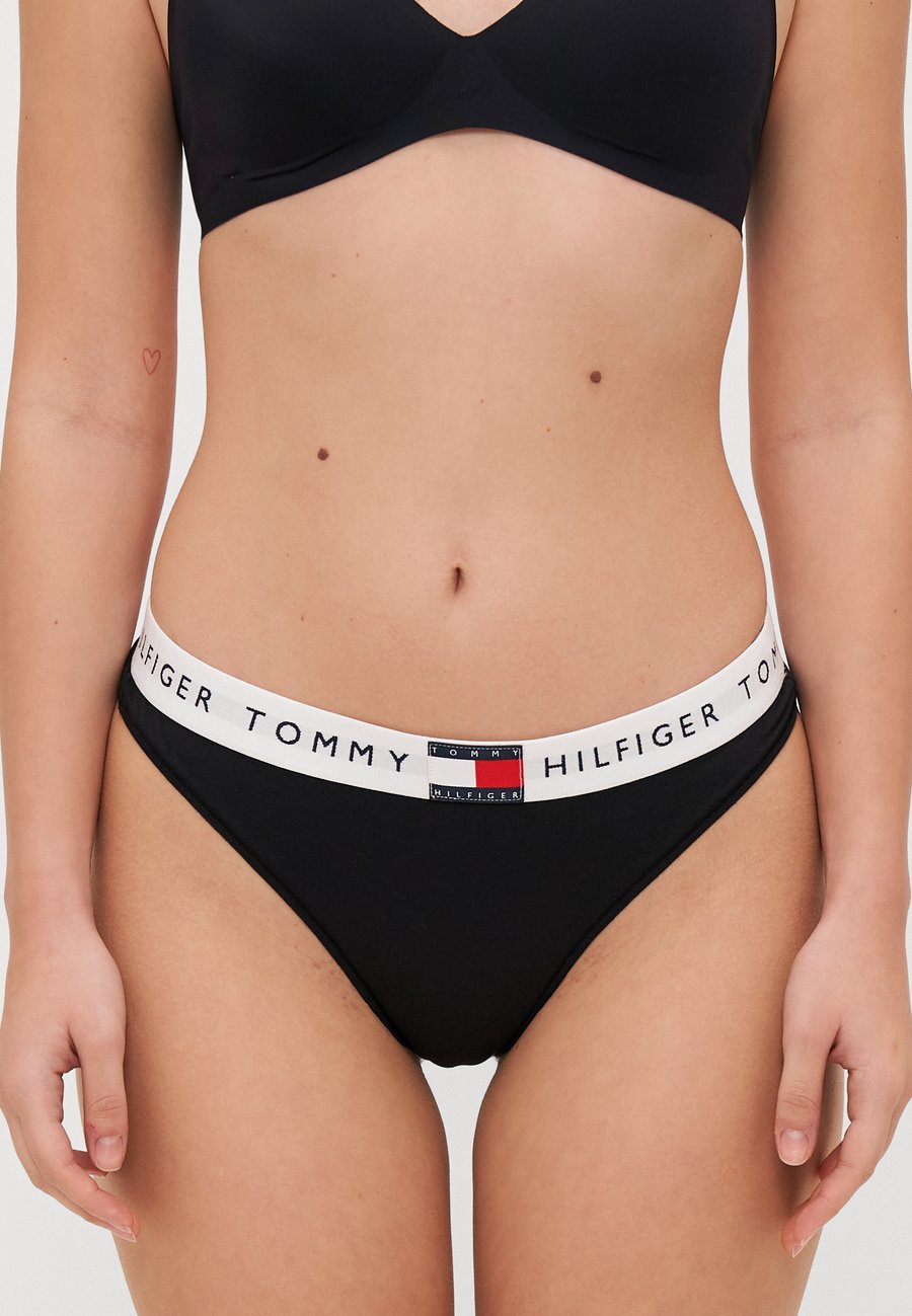 Трусы Tommy Hilfiger HERITAGE CLASSIC THONG, Black
Трусы Tommy Hilfiger HERITAGE CLASSIC THONG, Black
