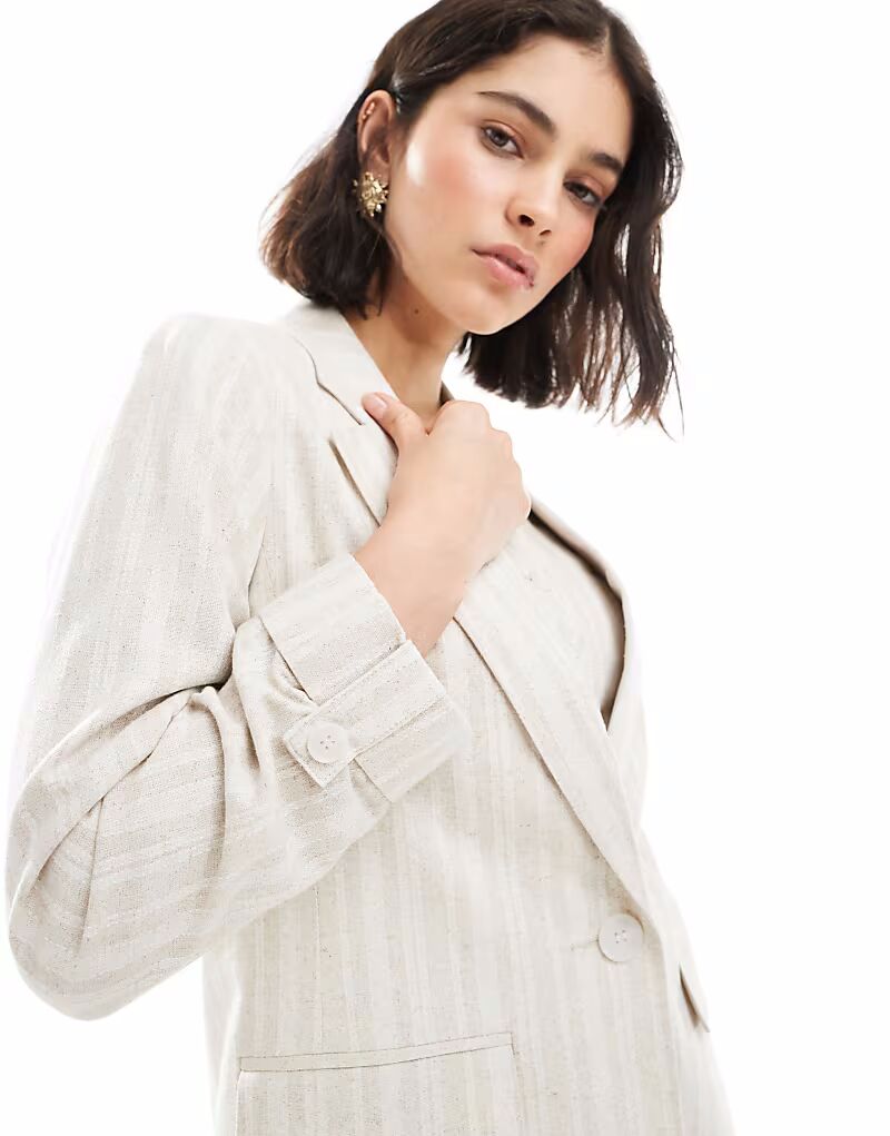 Льняной блейзер в полоску New Look кремового цвета
Льняной блейзер в полоску New Look кремового цвета