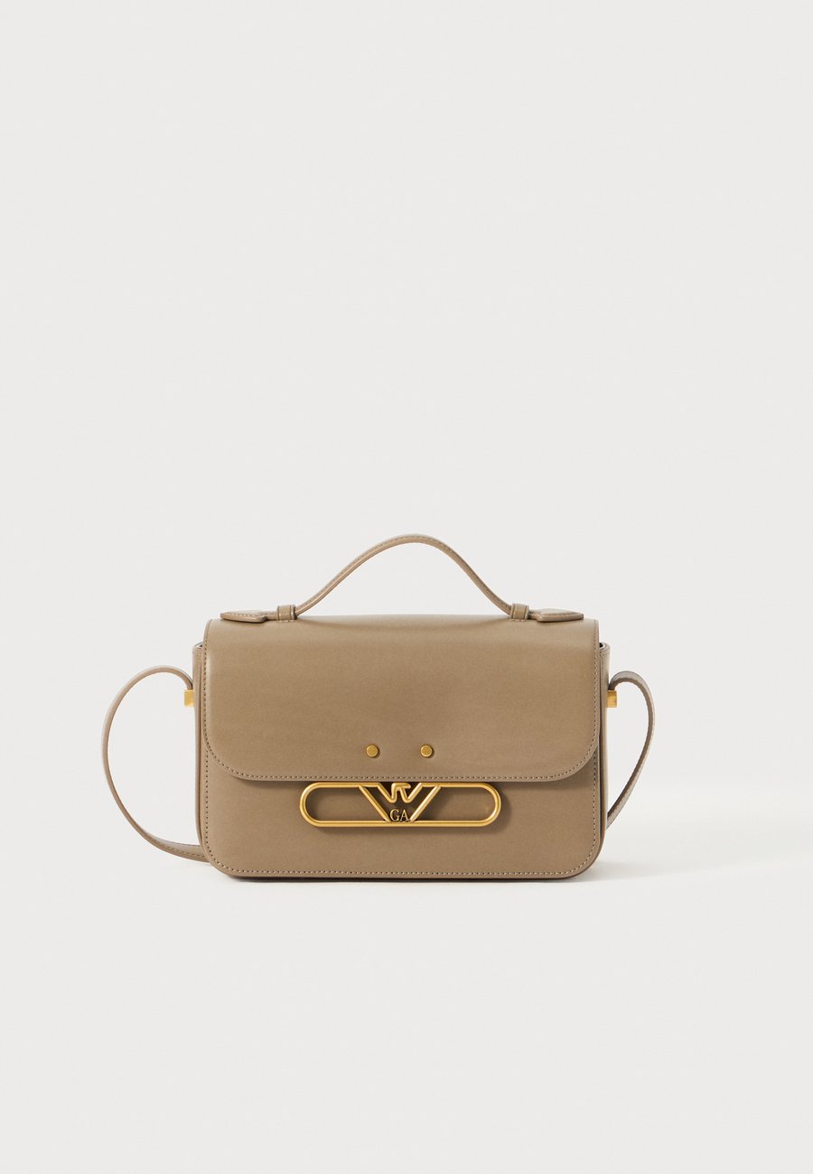 Сумка Emporio Armani TOP HANDLE BAG, Taupe
Сумка Emporio Armani TOP HANDLE BAG, Taupe