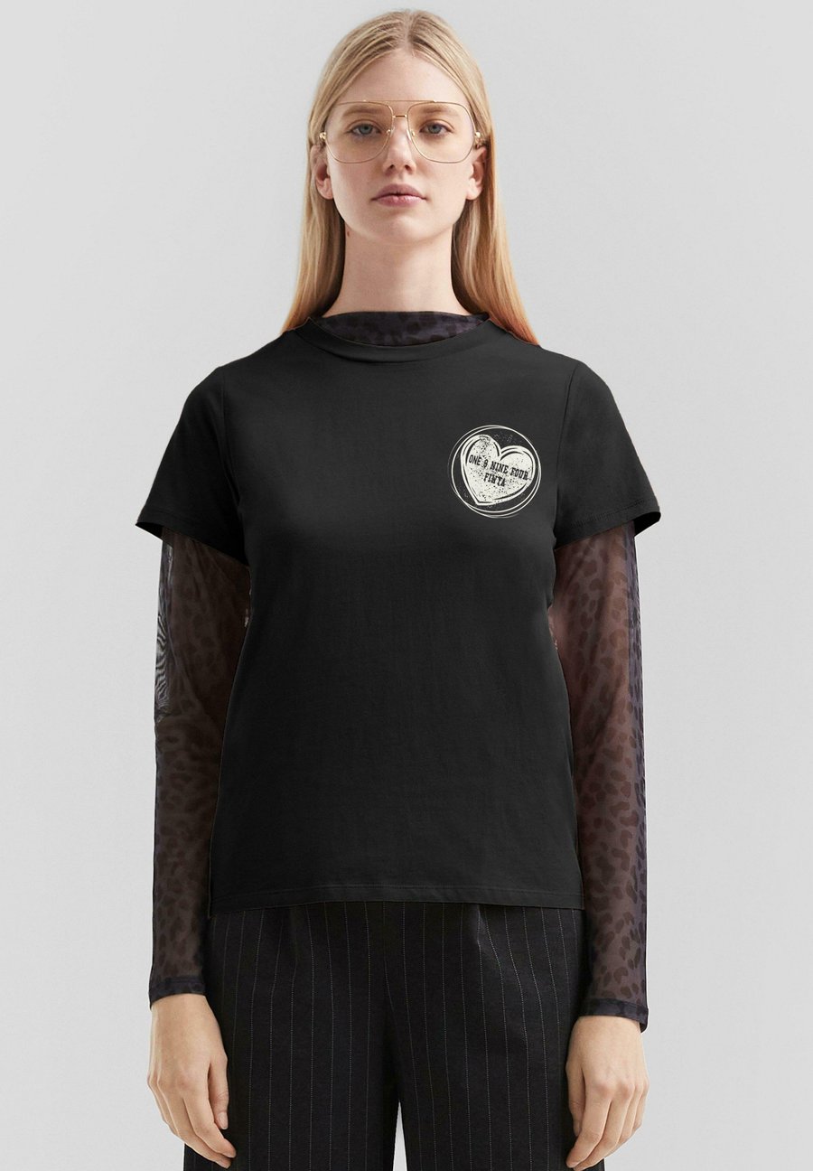 Футболка QS MIT KLEINEM FRONTPRINT, Schwarz/Black, Черный, Футболка QS MIT KLEINEM FRONTPRINT, Schwarz/Black
Футболка QS MIT KLEINEM FRONTPRINT, Schwarz/Black, Черный, Футболка QS MIT KLEINEM FRONTPRINT, Schwarz/Black