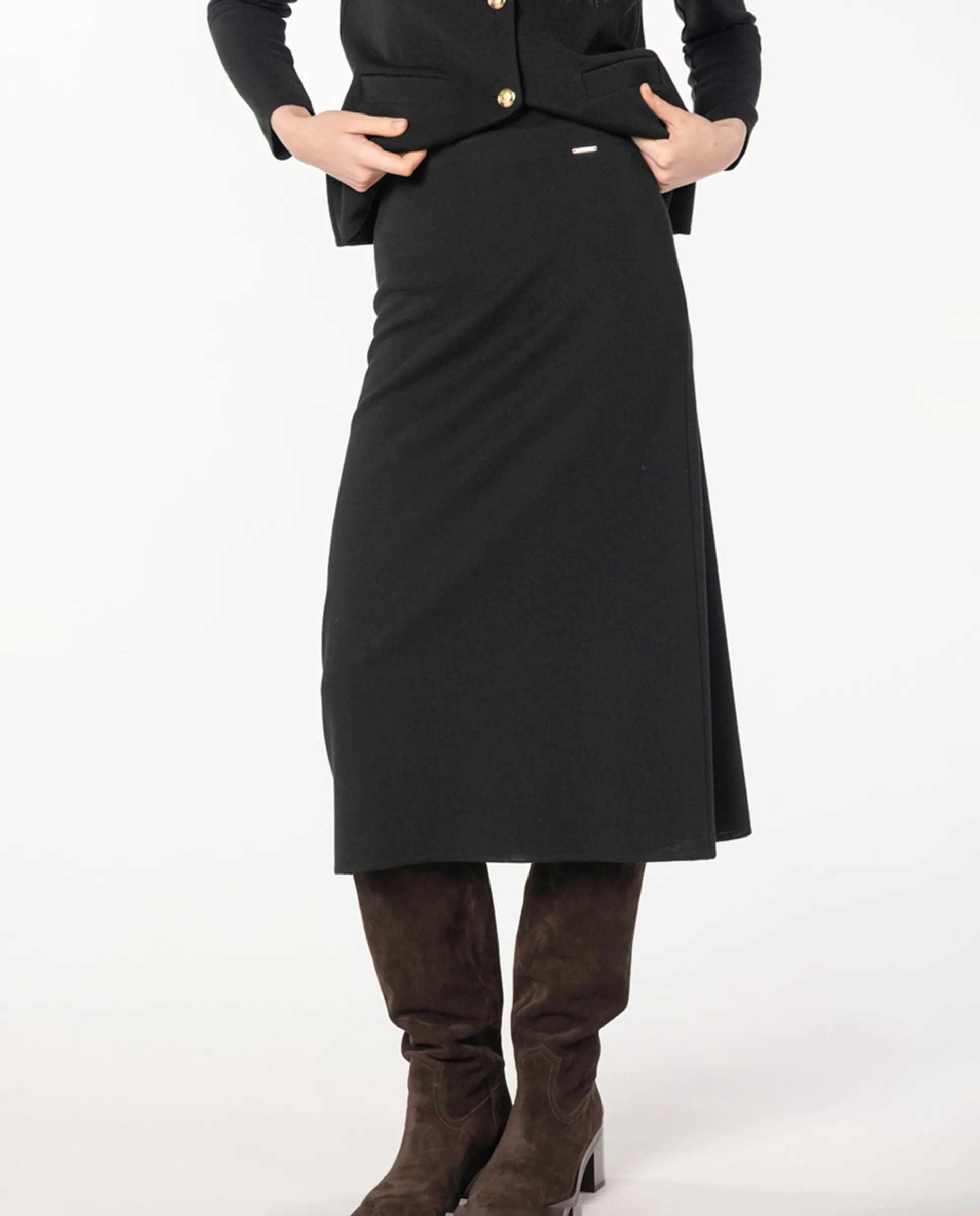 Длинная юбка из миланской вязки расклешенного силуэта Naulover, черный
Длинная юбка из миланской вязки расклешенного силуэта Naulover, черный