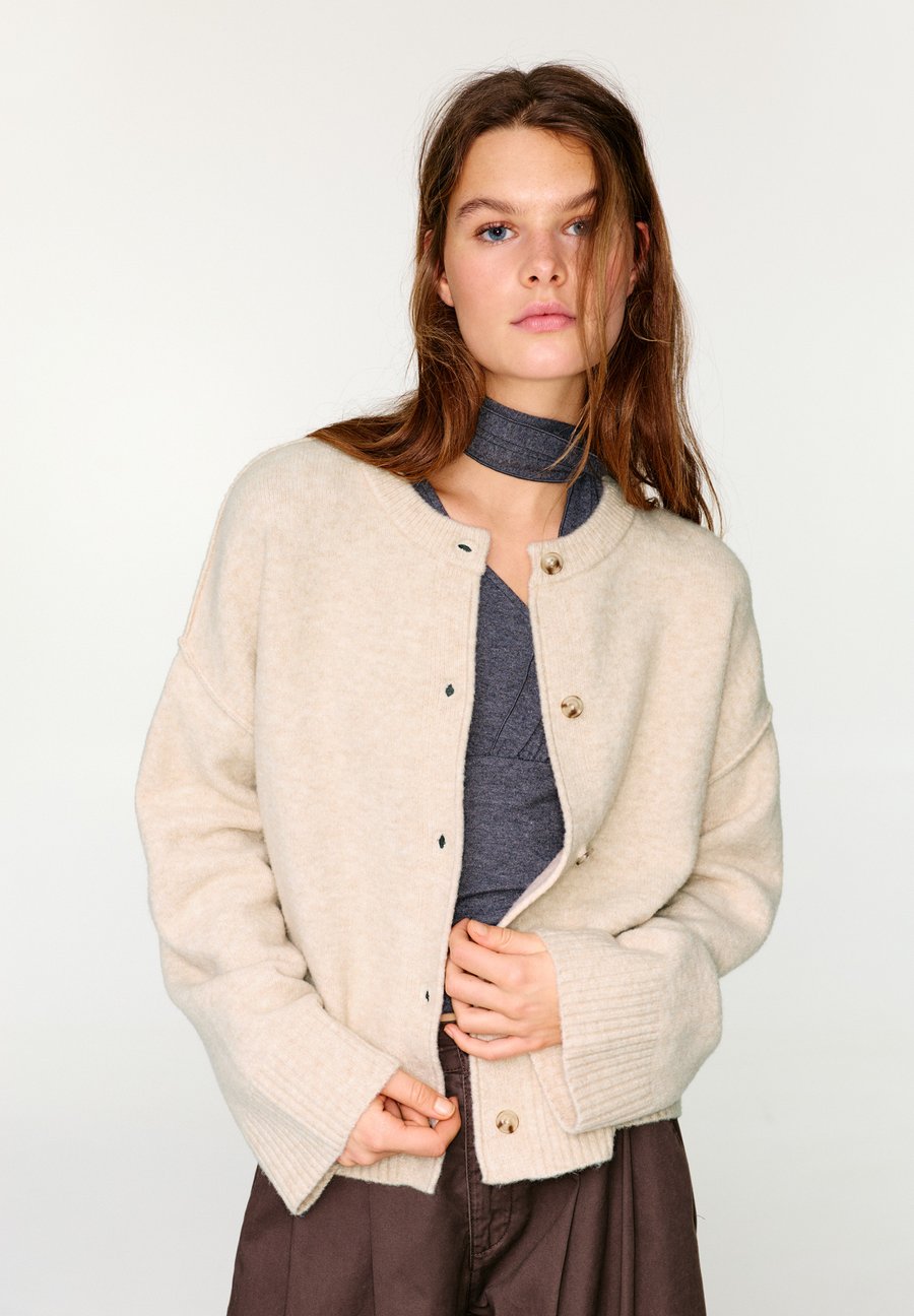Кардиган PULL&BEAR Cardigan, Sand
Кардиган PULL&BEAR Cardigan, Sand