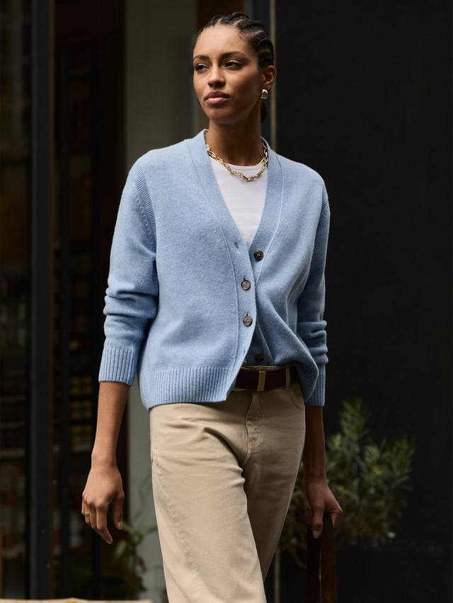 Кардиган Celine из шерсти с V-образным вырезом Baukjen, Light Blue
Кардиган Celine из шерсти с V-образным вырезом Baukjen, Light Blue