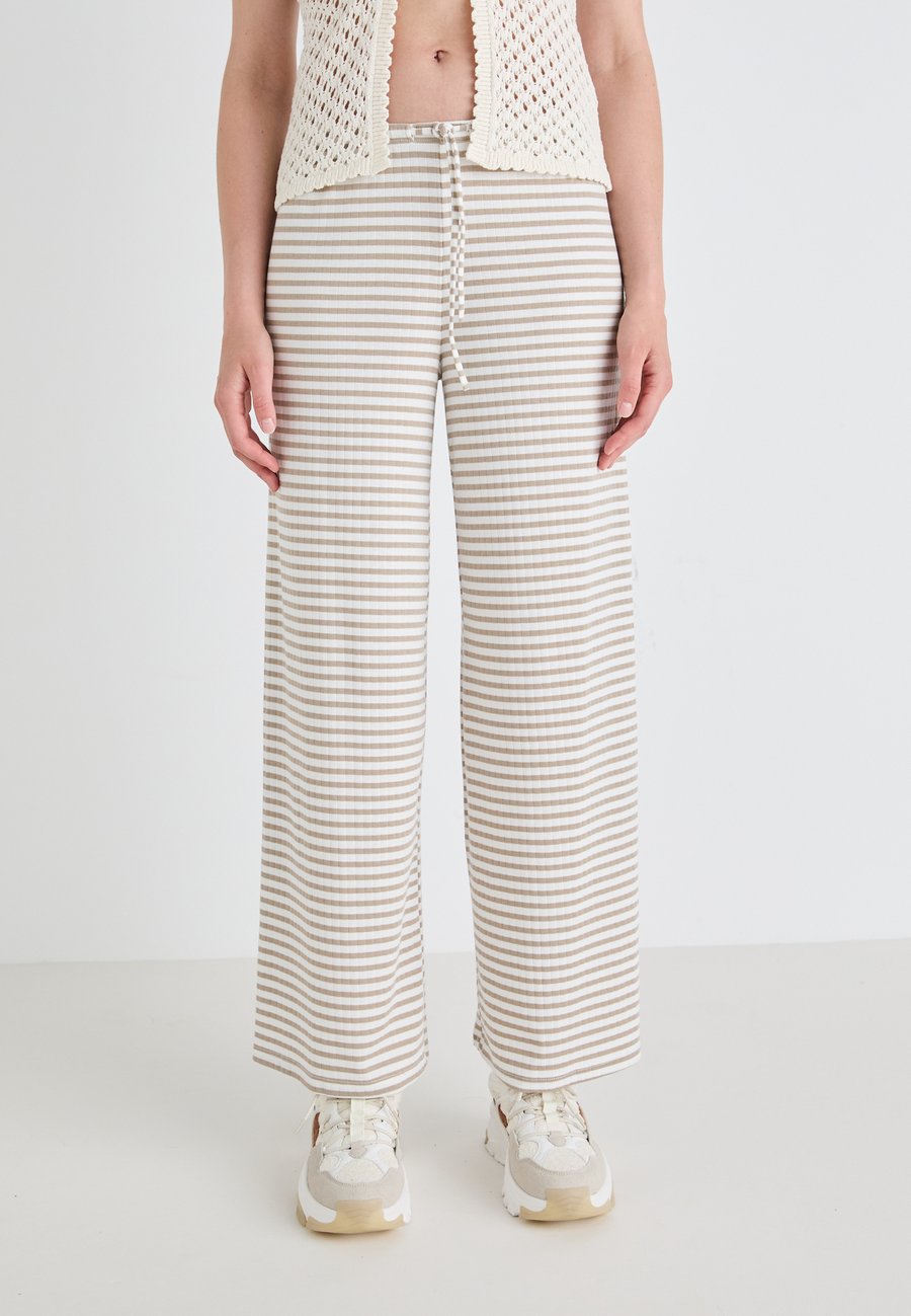 Брюки Gina Tricot STRIPED TROUSERS, White/Beige/Beige
Брюки Gina Tricot STRIPED TROUSERS, White/Beige/Beige