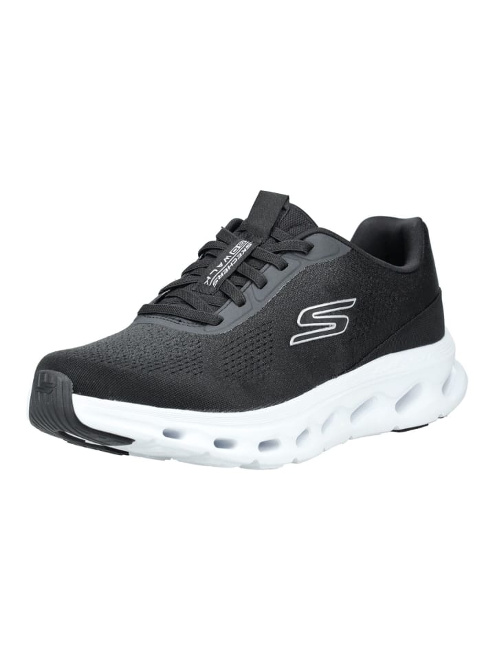 Черные кроссовки Skechers
Черные кроссовки Skechers