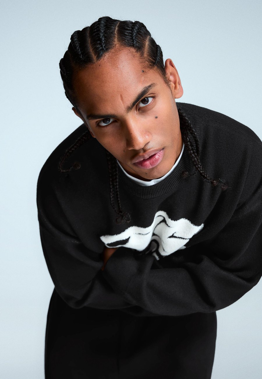 Толстовка Bershka GRAPHIC, Black
Толстовка Bershka GRAPHIC, Black