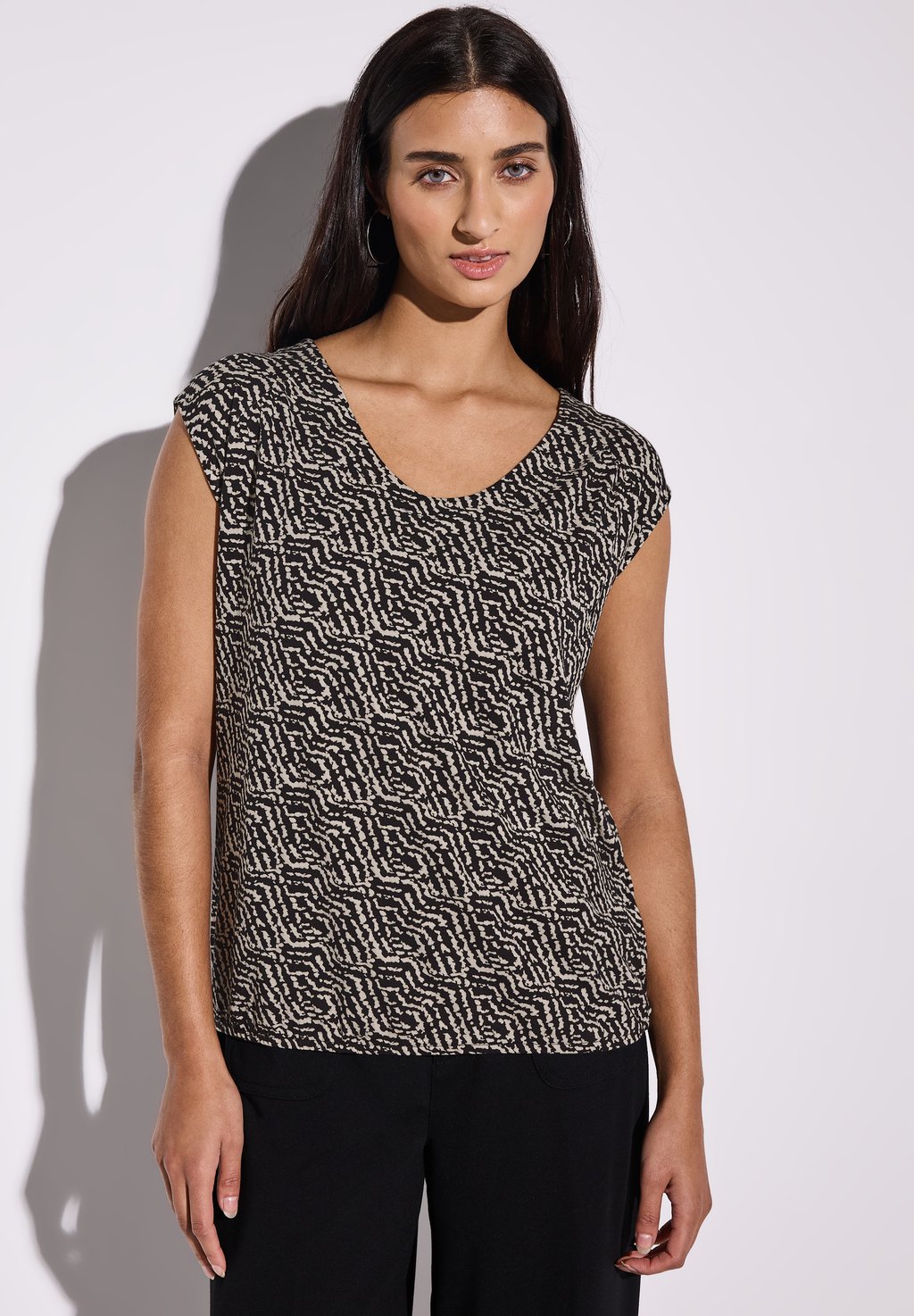 Футболка с принтом GEMUSTERTES - Blouse Street One, черный
Футболка с принтом GEMUSTERTES - Blouse Street One, черный