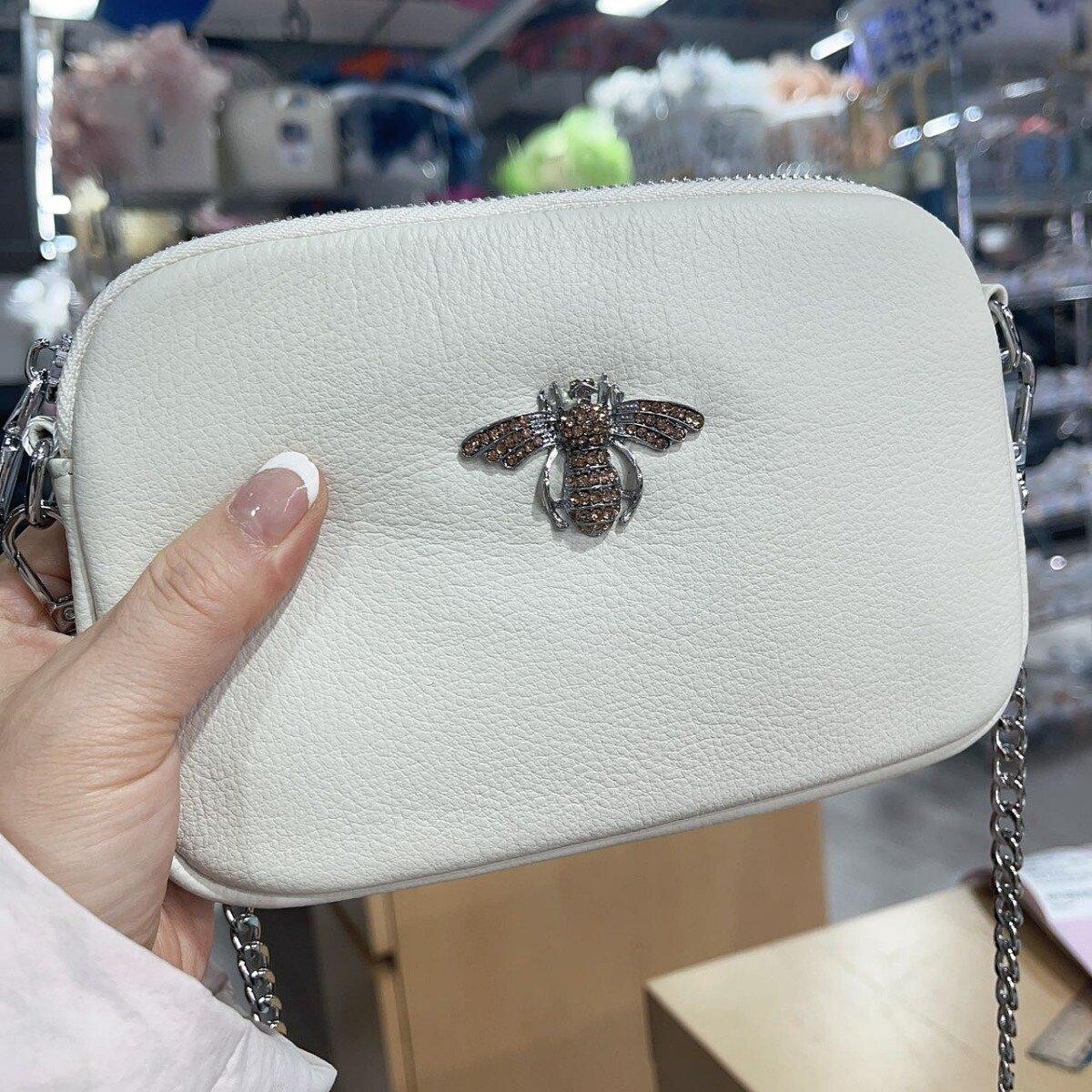 Кожаная сумка с кристаллами в виде пчелы PEACH ACCESSORIES, бежевый
Кожаная сумка с кристаллами в виде пчелы PEACH ACCESSORIES, бежевый