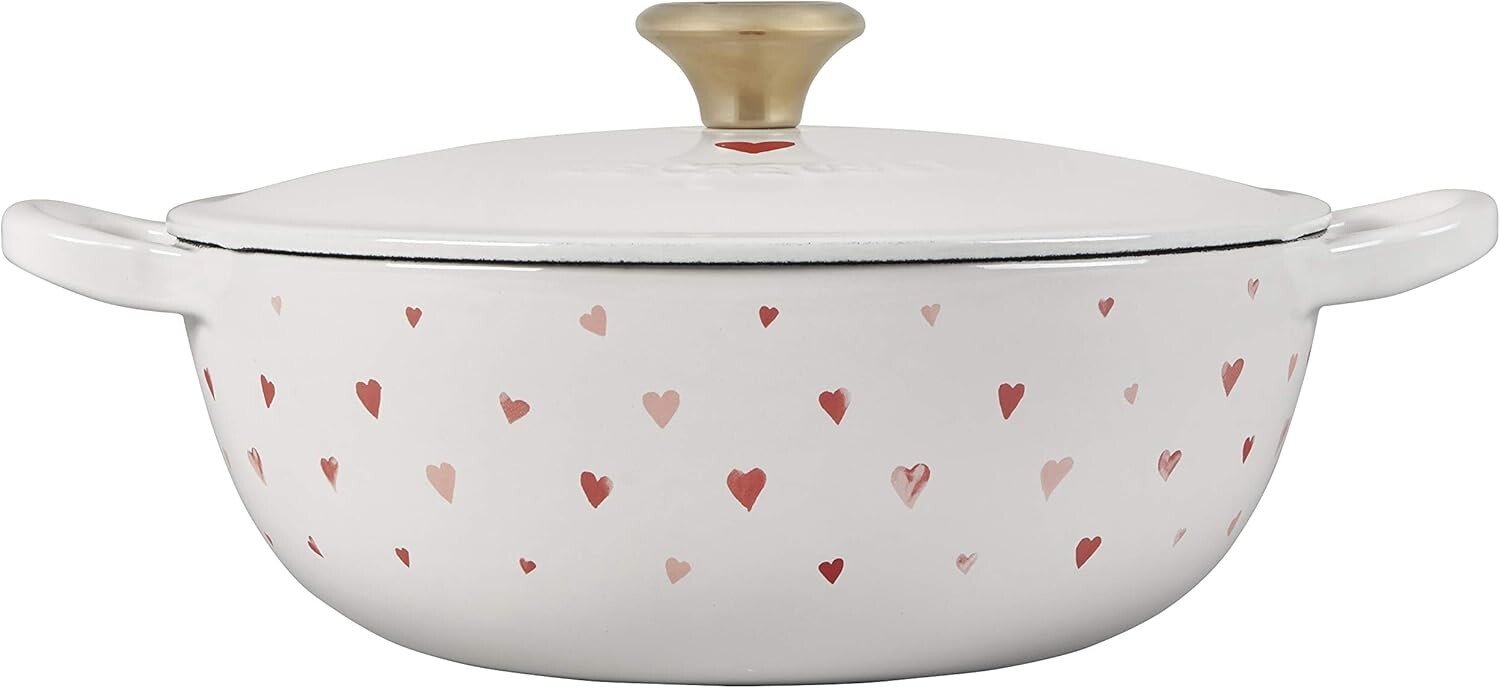 Эмалированная чугунная суповая кастрюля Le Creuset L'Amour, 2,75 литра, белая, с аппликацией в виде сердечка и светло-золотой ручкой, White With L'Amour Applique & Light Gold Knob
Эмалированная чугунная суповая кастрюля Le Creuset L'Amour, 2,75 литра, белая, с аппликацией в виде сердечка и светло-золотой ручкой, White With L'Amour Applique & Light Gold Knob